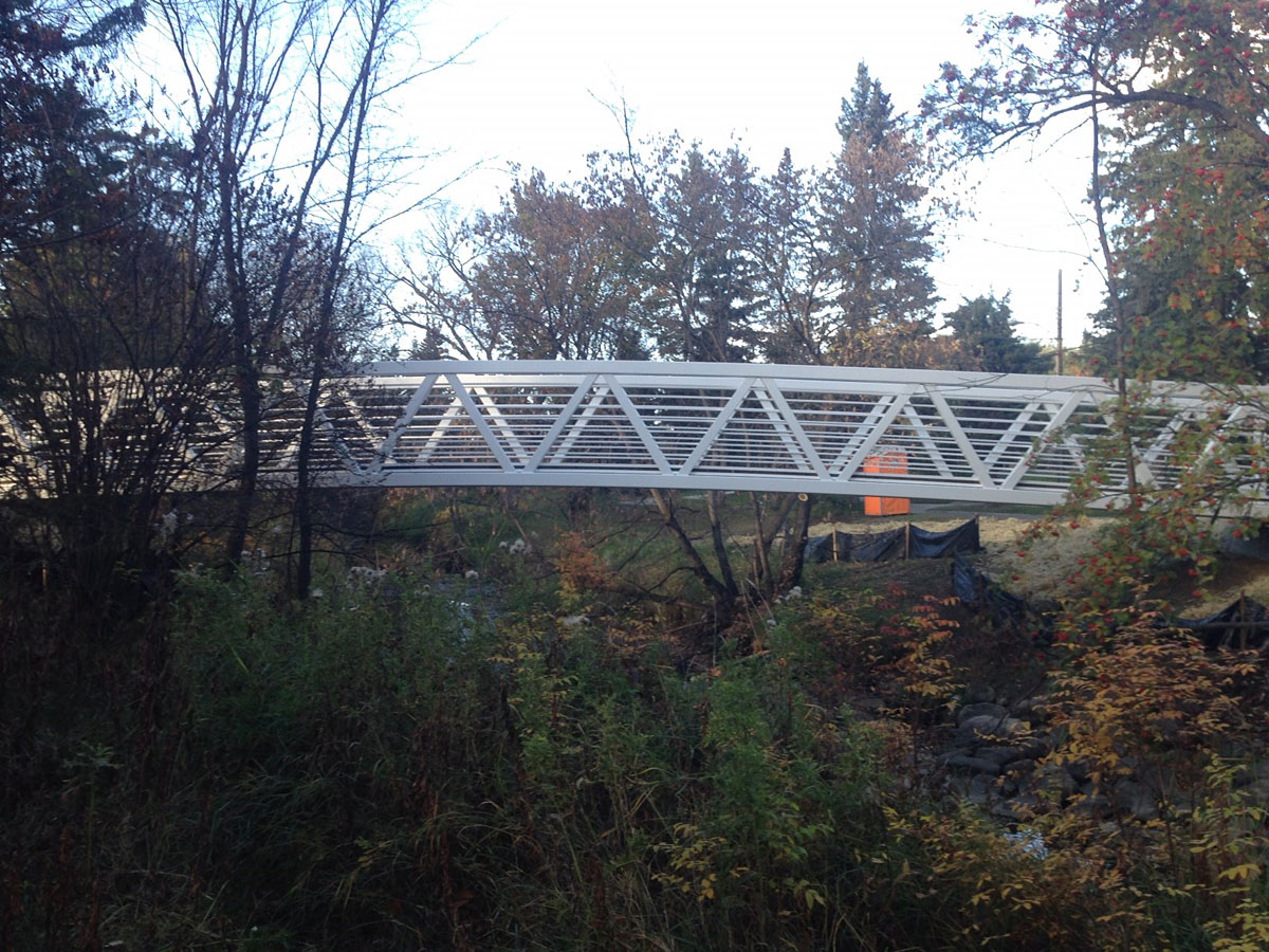 Steel truss pedestrian bridge design and construction by Rapid-Span