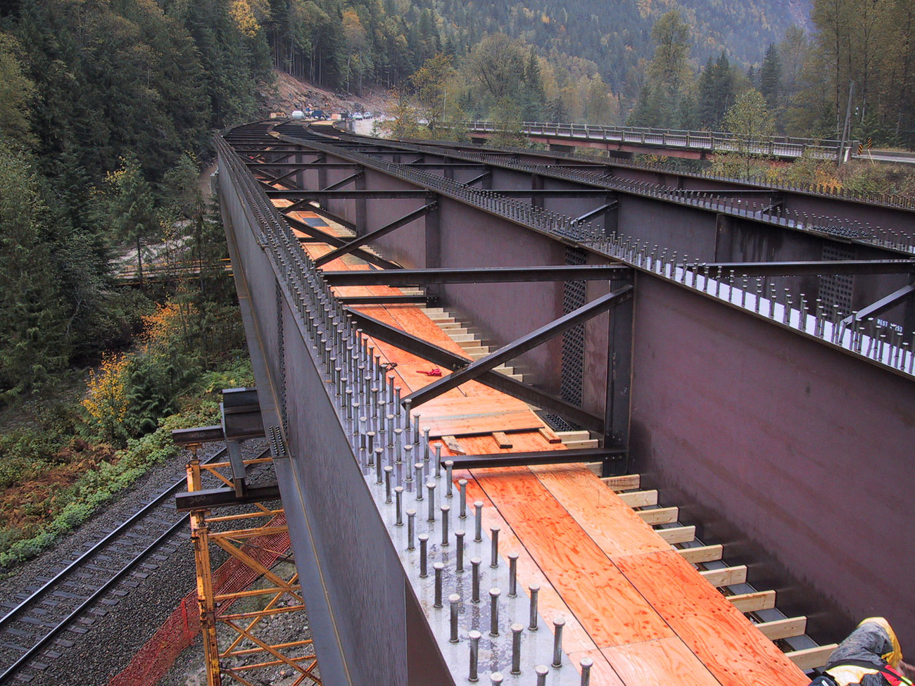 Steel structure fabrication for bridge construction - Rapid-Span